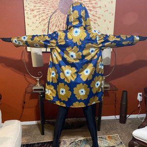 Seasalt Cornwall rain jacket// Tag says size 16-18// Navy blue, gold, and white